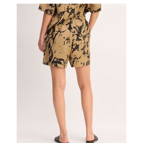 Everlane Vacation Short - Picture 4 of 13